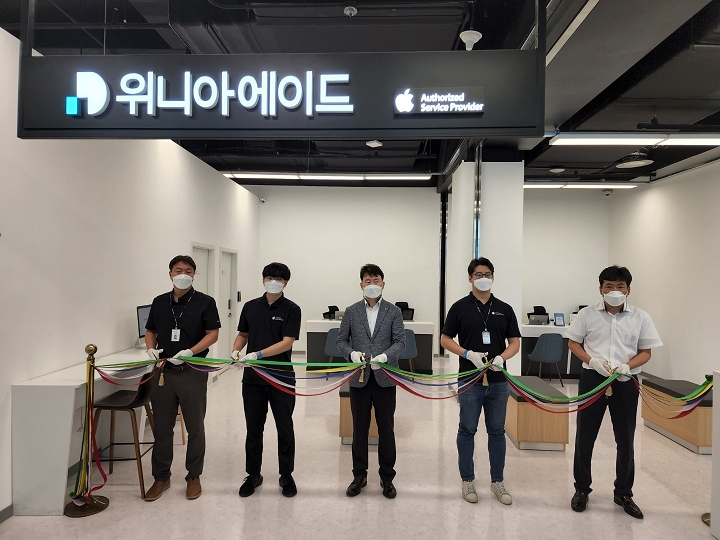 위니아에이드, 애플 공인서비스센터 별내점. (좌측부터) 첫번째 애플 김창중 팀장, 세번째 위니아에이드 이행재 상무. 사진=위니아에이드