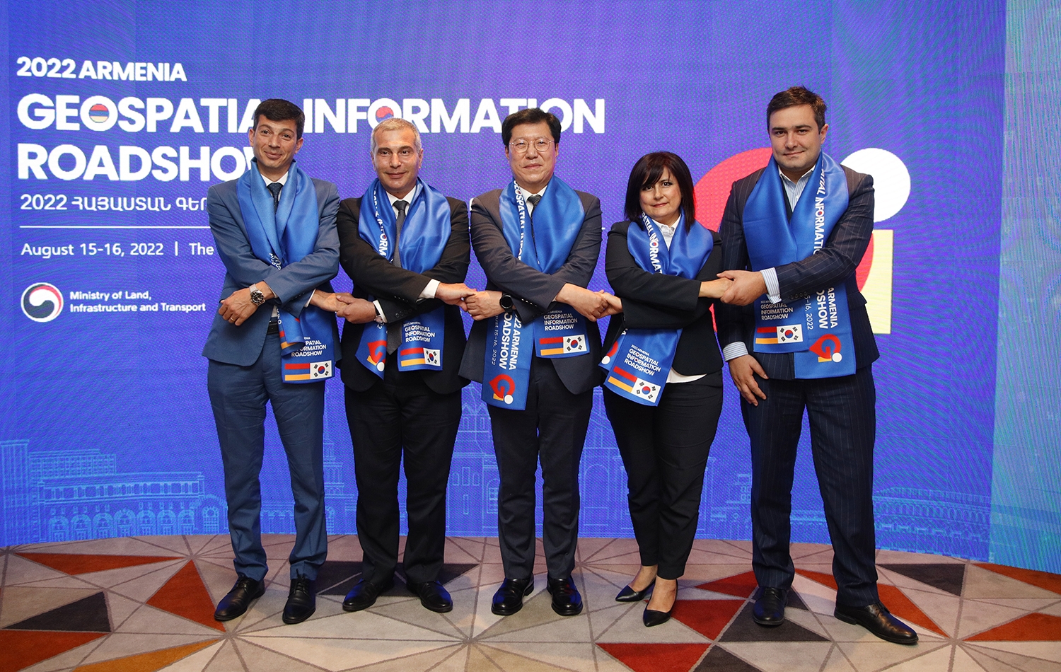 LX공사 최규명 부사장(가운데)이 8월16일 아르메니아 수도인 예레반 시에서 열린 ‘2022 공간정보 해외진출 로드쇼’에서 아르메니아 정부 관계자들과 기념촬영을 하고 있다. / 사진제공=LX공사
