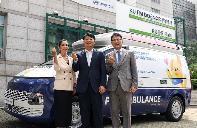 (왼쪽부터) 유자은 건국대학교 이사장, 유원하 현대자동차 국내사업본부장 부사장, 전영재 건국대학교 총장. 제공=현대차.