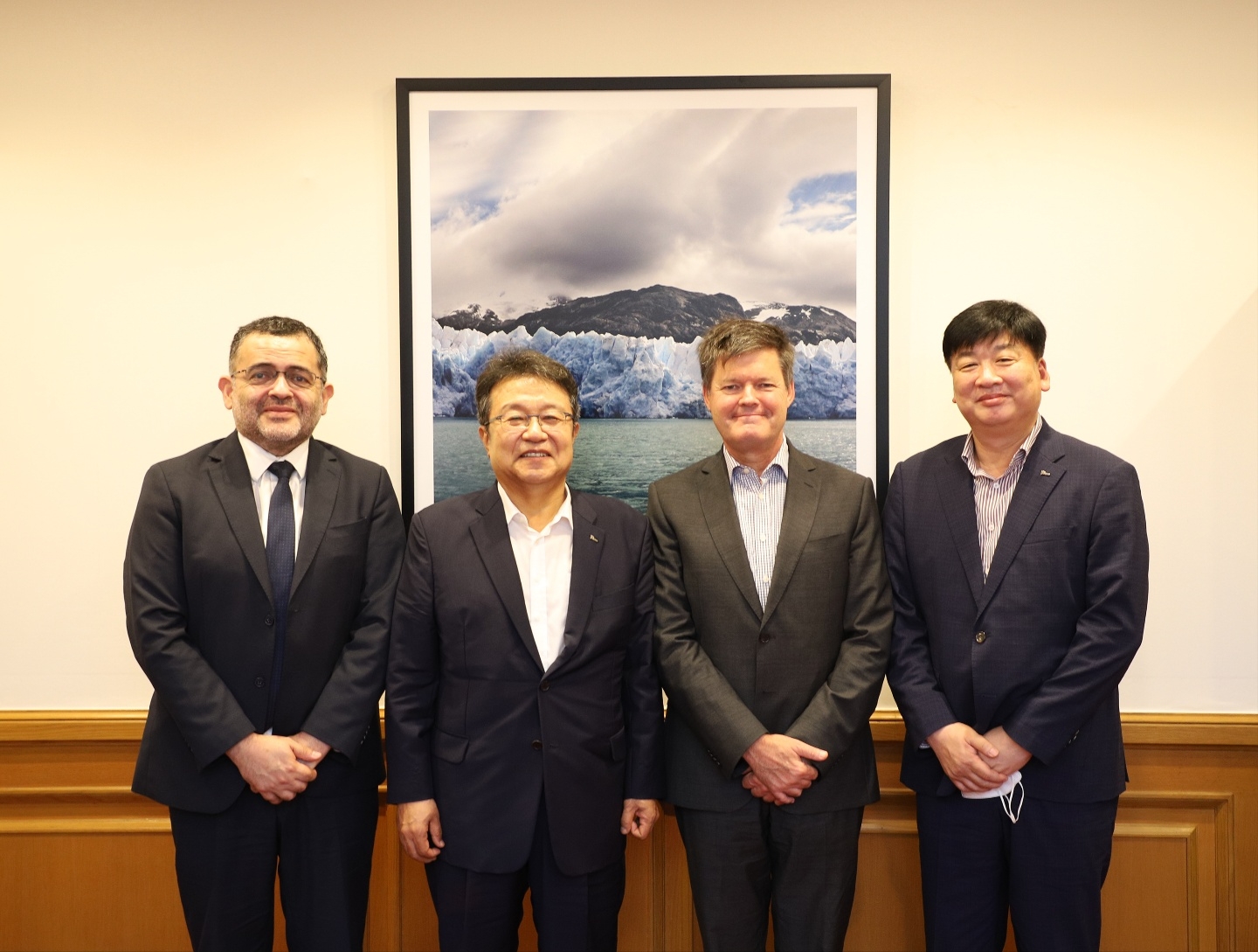 왼쪽부터 호세미겔 세뿔베다 상무관, 포스코건설 한성희 사장, 마티아스 프랑케 칠레대사, 포스코건설 김진태 플랜트사업실장 / 사진제공=포스코건설