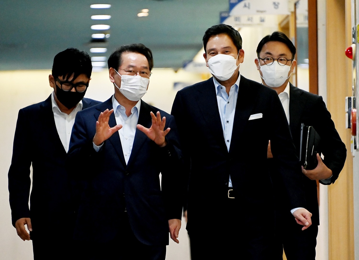 24일 오전 인천시청에서 정용진 신세계 부회장(우측에서 두번째)과 유정복 인천시장(좌측에서 두번째)이 만나고 있다./ 사진제공 = 신세계그룹