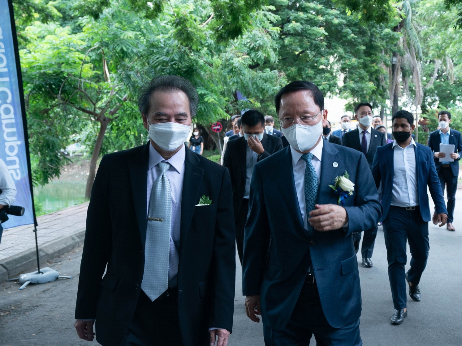 삼성전자 박학규 사장(오른쪽)이 23일(현지시간) 츄은 다라 캄보디아 특임 장관 및 국제박람회기구(BIE) 대표와 만나 삼성의 사회공헌활동에 대해 설명하고 '2030 부산엑스포' 유치 지지를 요청했다. 2022.08.23./ 사진=삼성전자