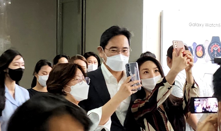 이재용 삼성전자 부회장이 삼성SDS 잠실캠퍼스를 방문해 임직원과 사진을 촬영하고 있다. 2022.08.30. 사진=삼성전자