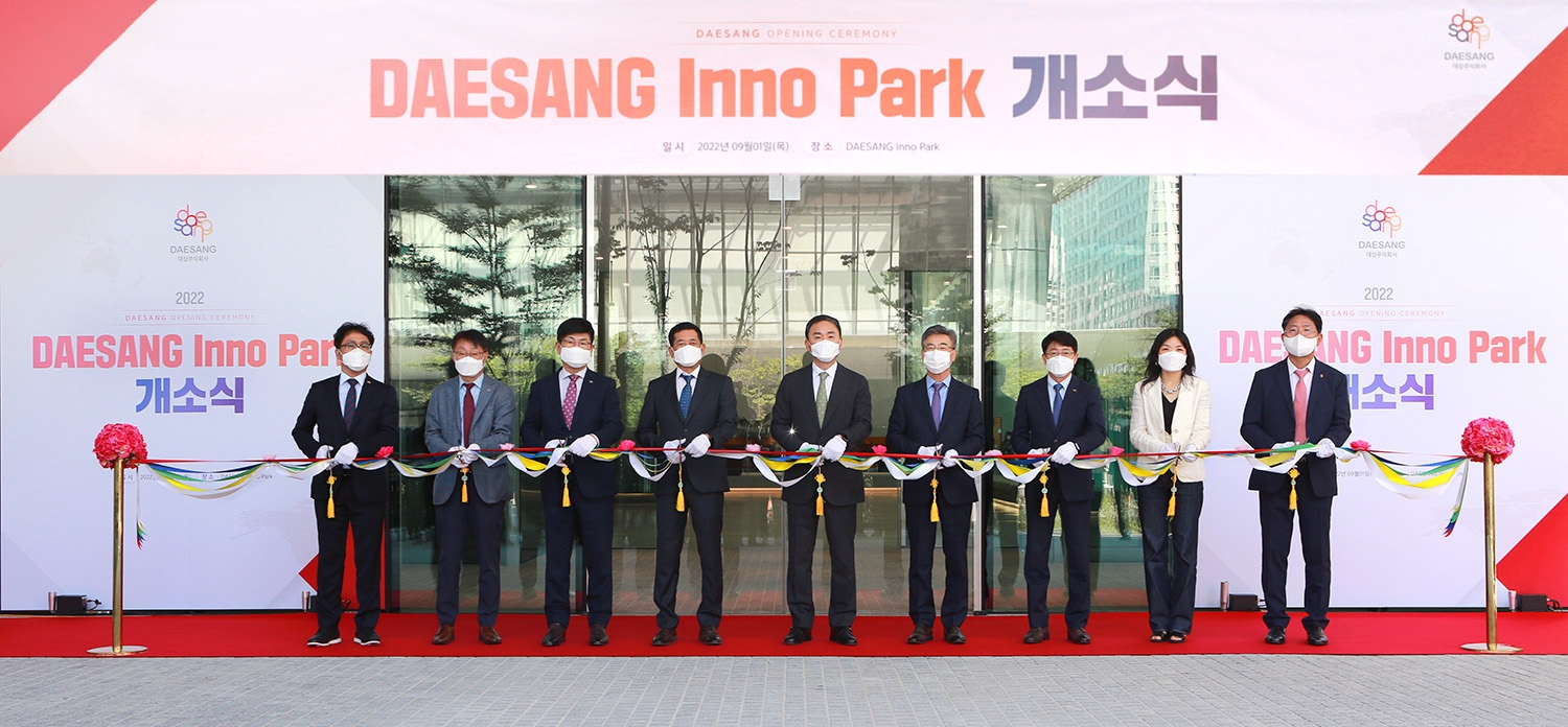 1일 서울 강서구 마곡동 대상 이노파크에서 열린 ‘DAESANG Inno Park 개소식’ 행사에 (왼쪽부터) 대상㈜ 이규환 건강연구소장, 대상㈜ 박준현 BIO연구소장, 대상㈜ 이희병 소재사업총괄, 대상㈜ 김대익 노동조합위원장, 대상㈜ 임정배 대표이사, 대상홀딩스㈜ 최성수 대표이사, 대상㈜ 진중현 식품연구소장, 대상㈜ 이경애 식품Global사업총괄, 대상㈜ 이정성 김치기술연구소장이 참석해 테이프 커팅을 진행하고 있다./ 사진제공 = 대상㈜