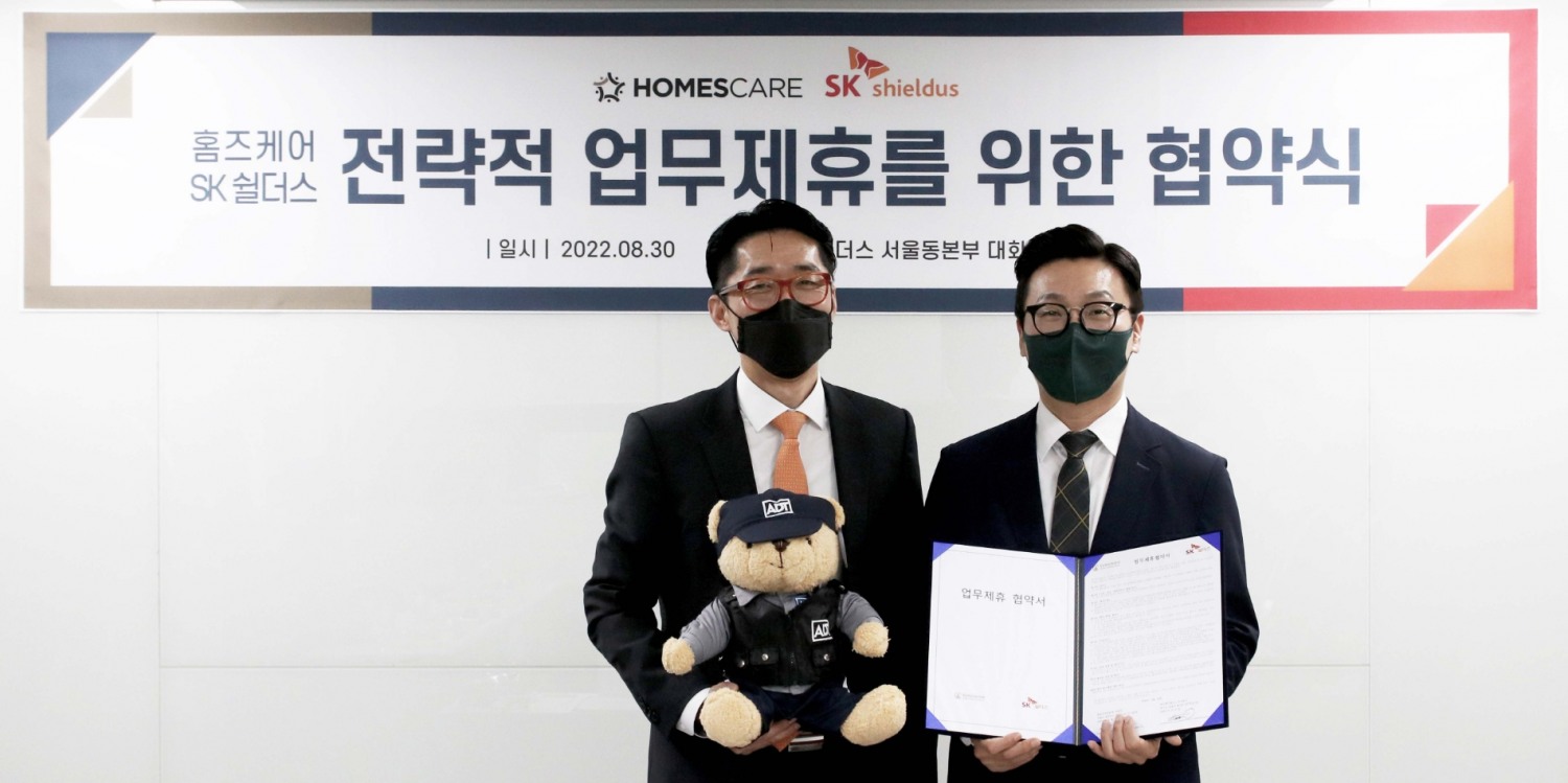 (왼쪽) SK쉴더스 Parking영업그룹 그룹장 한만준, (오른쪽) 홈즈케어 통합관리본부 상무 이진욱 / 사진제공=홈즈케어