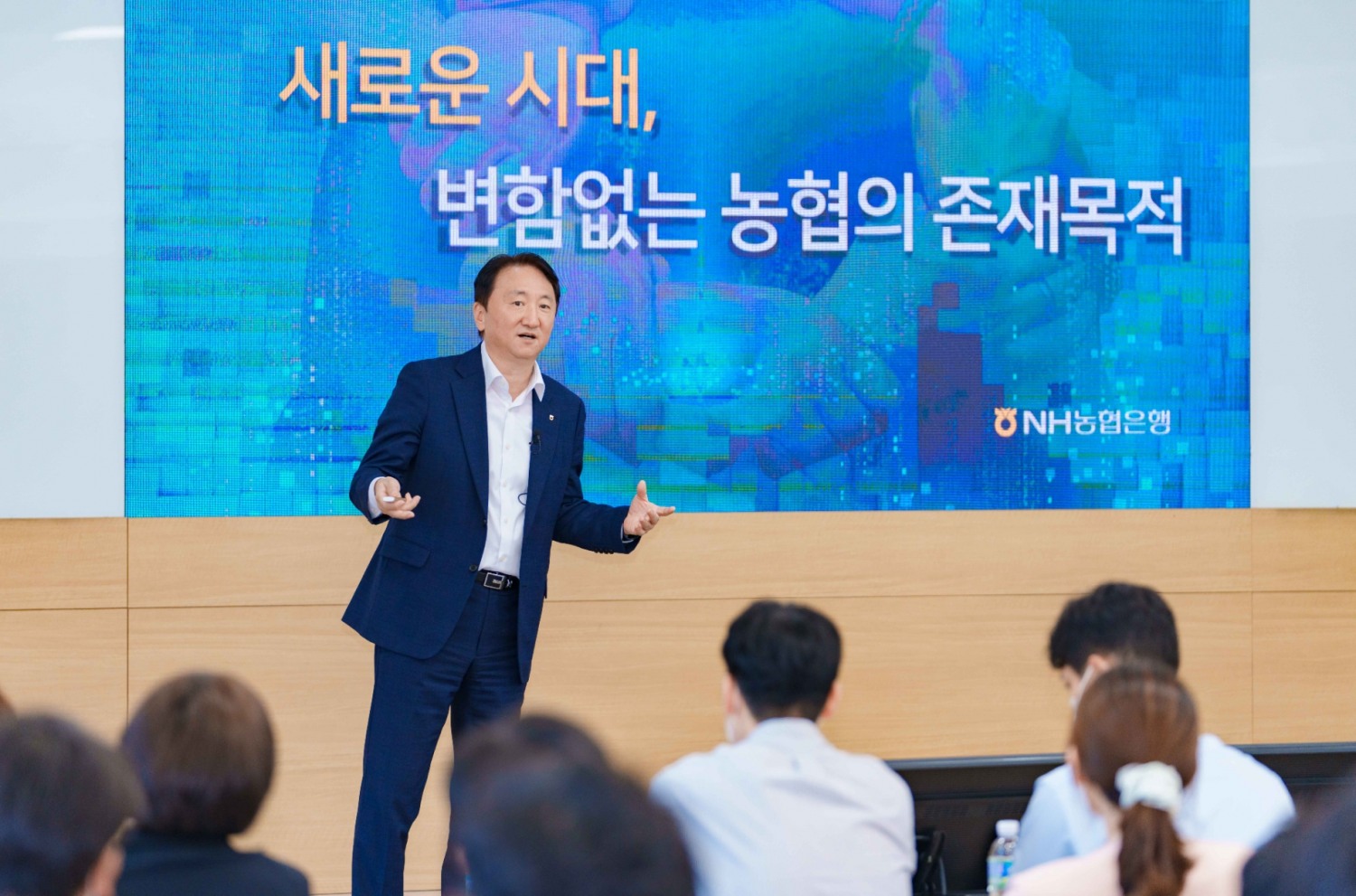 권준학 NH농협은행 은행장(사진)이 한국금융연수원에서 농협은행 여신심사역, 자산관리전문역 양성과정 교육생들에게 협동조합 정체성 특강을 1일 진행했다. / 사진제공=농협은행