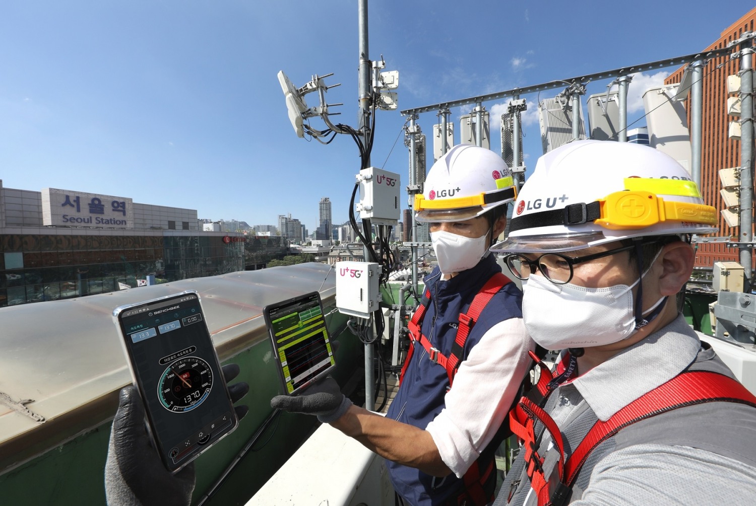 LG유플러스 임직원이 서울역 인근 빌딩에 구축된 기지국 안테나를 점검하고 있다. 사진=LG유플러스