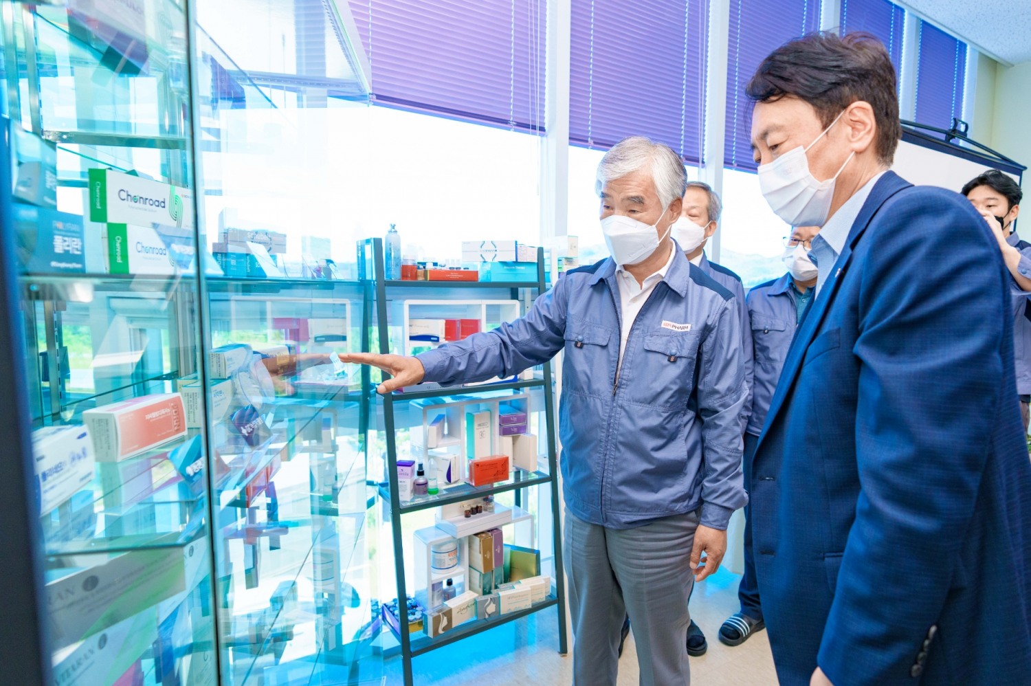 권준학 NH농협은행장(우측)이 강원도 원주시 소재 비알팜을 방문해 김석순 비알팜 대표이사(좌측)의 제품 설명을 듣고 있다. / 사진제공=농협은행