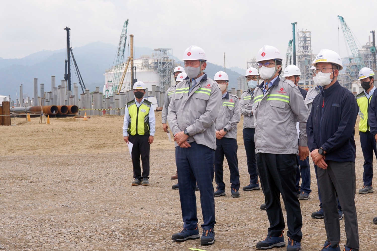 신동빈 롯데 회장이 8월 29일 해외 투자 중 최대 규모인 인도네시아 ‘라인 프로젝트’ 현장을 직접 방문해 프로젝트 진척 상황을 점검했다./ 사진제공 = 롯데지주