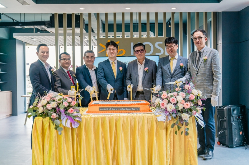 지난 2일 캄보디아 프놈펜에서 열린 캄보디아 현지법인 ‘KB대한 특수은행’의 ‘떡뜰라(Tuek Thla) 지점’ 개소식에서 펭 푸티(Pheng Puthy) ‘떡뜰라 지점’ 지점장(왼쪽에서 두번째)과 이상인 KB대한 특수은행 법인장 (왼쪽에서 네번째)이 기념 촬영을 하고 있다. /사진제공=KB국민카드