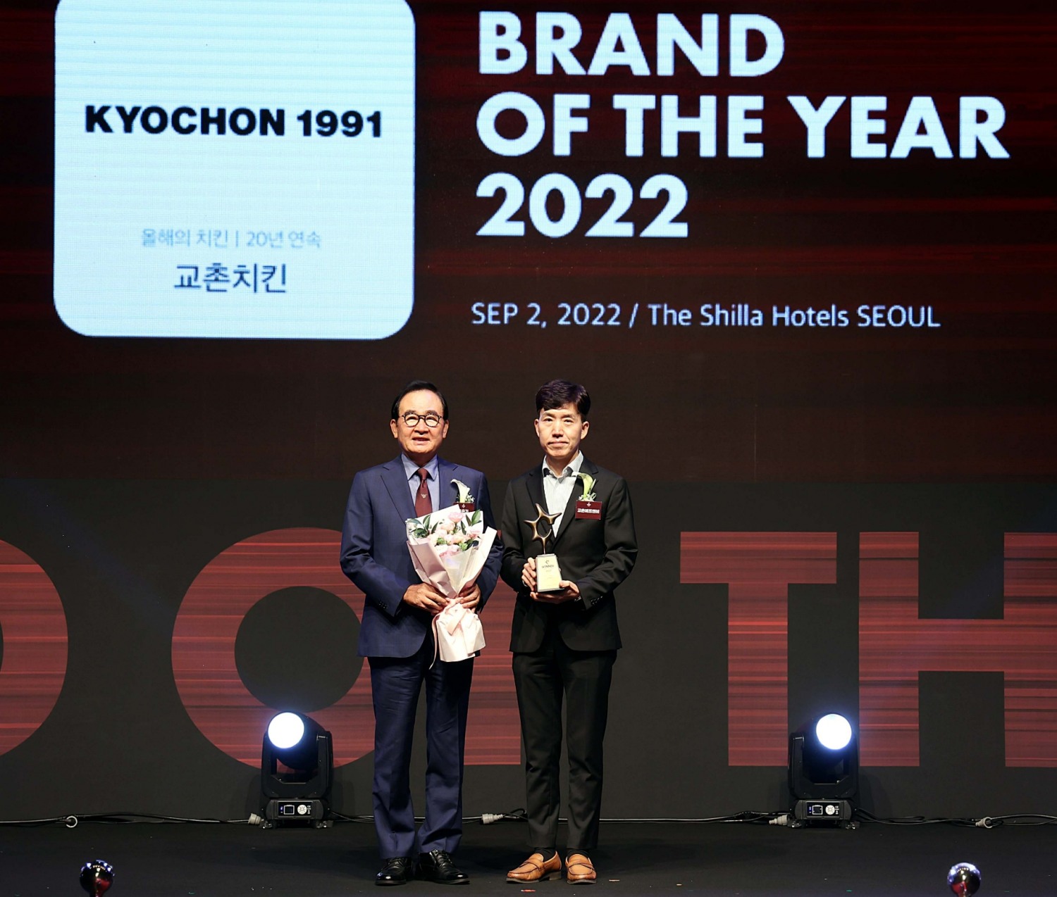 교촌에프앤비(주)가 지난 2일 오후 서울 장충동 신라호텔에서 열린 '2022 올해의 브랜드 대상 시상식'에서 20년 연속으로 올해의 치킨 부문을 수상했다. 사진은 임형욱 교촌에프앤비 임형욱 상무(오른쪽)와 윤은기 한국소비자브랜드위원회 위원장이 기념사진 촬영하고 있는 모습. / 사진제공=교촌에프앤비