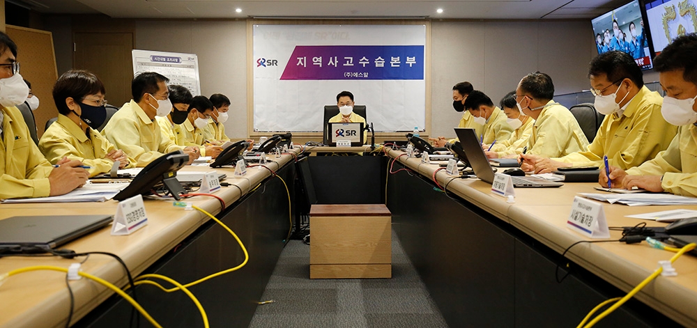 이종국 SR 대표이사(가운데)가 6일 새벽 4시30분 수서 본사 재난안전상황실에서 태풍 ‘힌남노’ 대응을 위한 현장상황 점검회의를 주재하고 있다./사진제공=SR