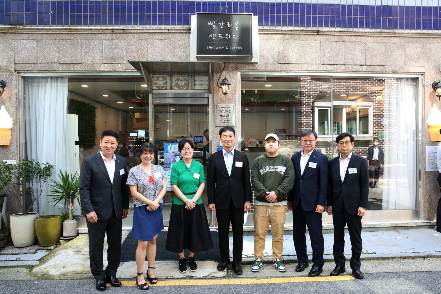 이복현 금융감독원장(가운데)이 6일 서울시 동작구 소재 수제 샌드위치 전문점에 방문해 ‘자영업 컨설팅 프로그램’에 대한 현장 의견을 청취했다. 사진 왼쪽부터 오화경 저축은행중앙회장과 박한나 먹당(파스타식당) 대표, 심미연 빨간리본샌드위치 대표, 이복현 금융감독원장, 전은우 컨시더(브런치카페) 대표, 이재연 서민금융진흥원장, 이희준 금융감독원 부원장보. /사진제공=금융감독원