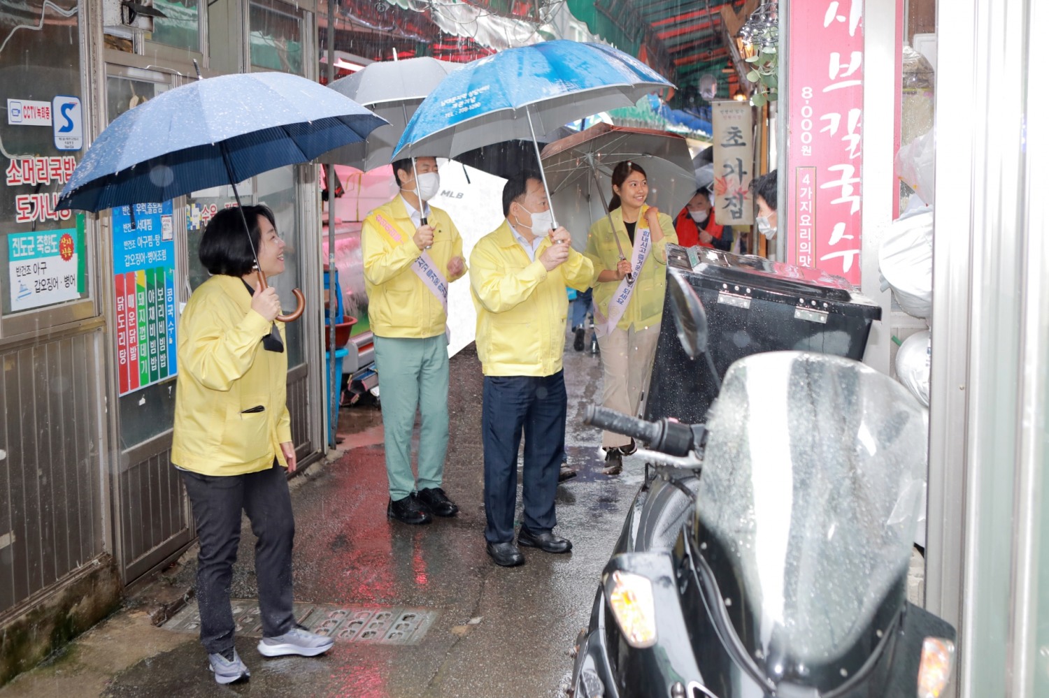 왼쪽부터 양은미, 허상욱, 소재권, 손주하 의원들이 상인과 소통을 나누는 모습./사진제공=서울 중구의회