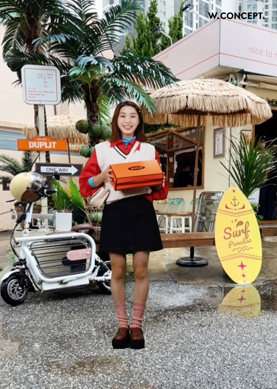 W컨셉, 가상인간 ‘와이티(YT)’와 함께 해리단길 핫플과 어울리는 스타일링 제안./ 사진제공 = W컨셉