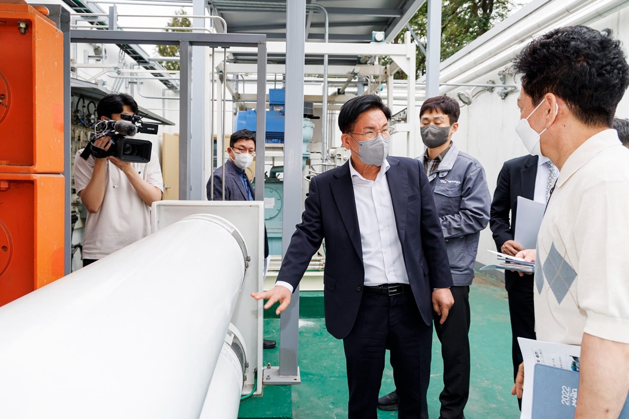 박강수 마포구청장이 13일 상암 수소충전소를 방문해 수소 생산 및 보관시설을 살펴보고 있다./사진제공=마포구