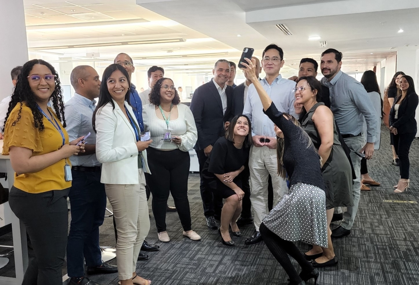 이재용 부회장이 삼성전자 파나마법인 직원들과 기념촬영을 하고 있다. 2022.09.13./사진=삼성전자