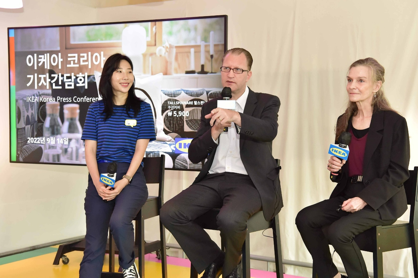 (왼쪽부터) 박유리 이케아 기흥점 커뮤니케이션&인테리어 디자인 매니저, 프레드릭 요한손 이케아코리아 대표, 마티나 자이델 이케아코리아 컨트리 커머셜 매니저가 기자간담회에 참석해 질의응답을 나누고 있다./사진제공=이케아코리아