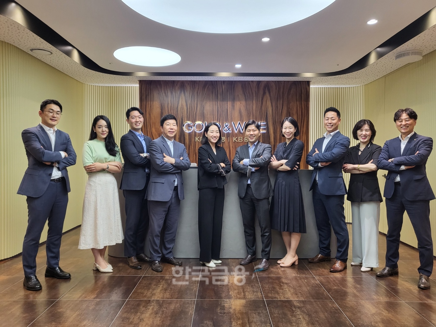 서울시 강남구 테헤란로 강남파이낸스센터 21층에 있는 KB증권(대표 김성현‧박정림) ‘강남스타PB센터’ 김태우 센터장(오른쪽 끝)과 직원들./사진=임지윤 기자