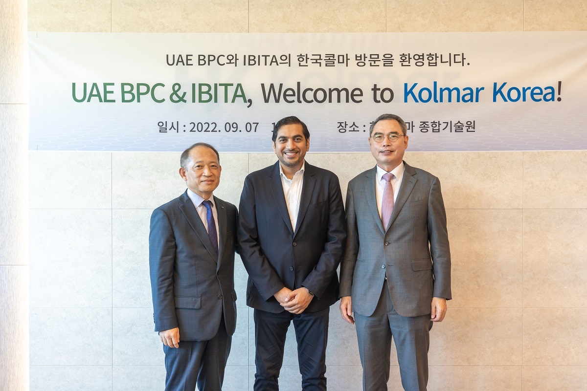 지난 7일 '중동 및 북아프리카 수출 진흥을 위한 간담회'에서 (왼쪽부터) 최현규 한국콜마 대표, 압둘라 알 마이니 UAE BPC 회장(전 ESMA 청장), 윤주택 IBITA 이사장이 기념사진을 찍고 있다./사진제공=한국콜마