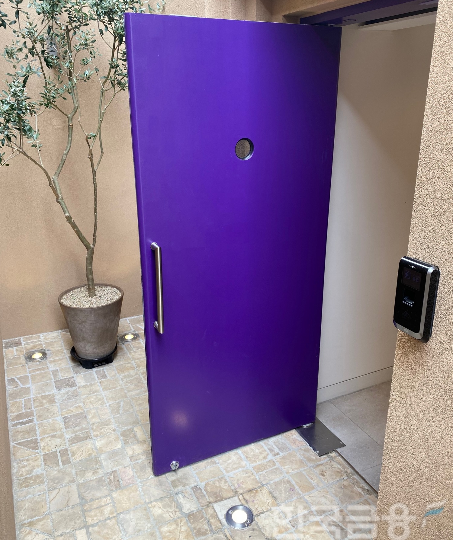 오프컬리 1층 입구 철문이 컬리 상징 색깔인 보라색으로 색칠되어 있다./ 사진촬영 = 홍지인 기자