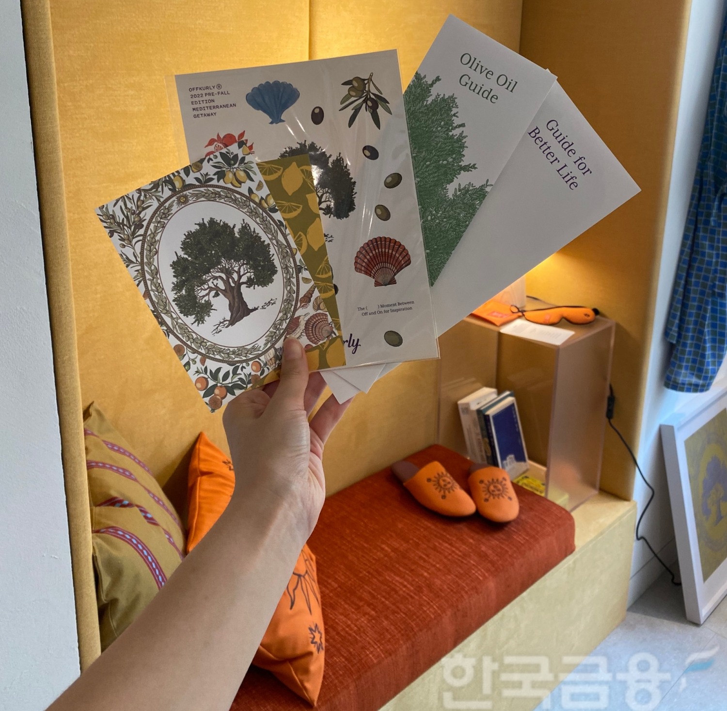 오프컬리에 방문하면 제공되는 안내서와 기념품./ 사진촬영 = 홍지인 기자