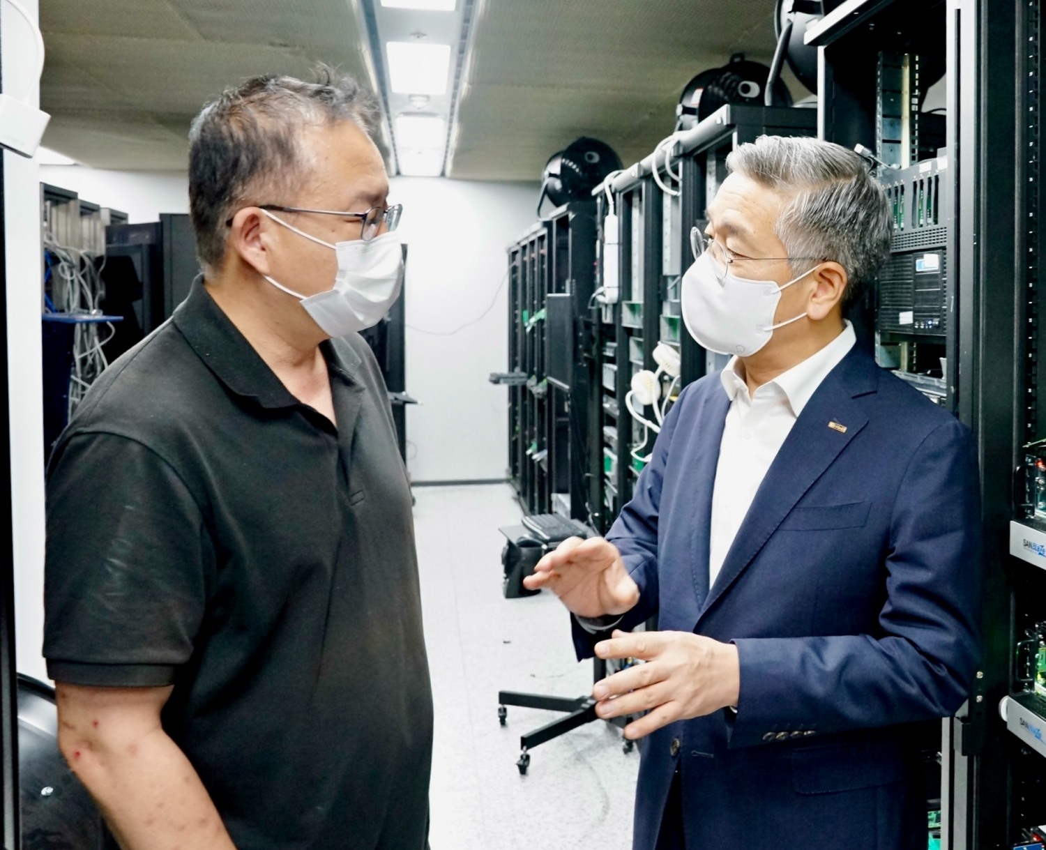 김종호 기술보증기금 이사장(오른쪽)은 16일 서울 논현동에 위치한 반도체설계 전문기업인 파두를 방문해 현장과 소통하는 시간을 가졌다. / 사진제공=기보