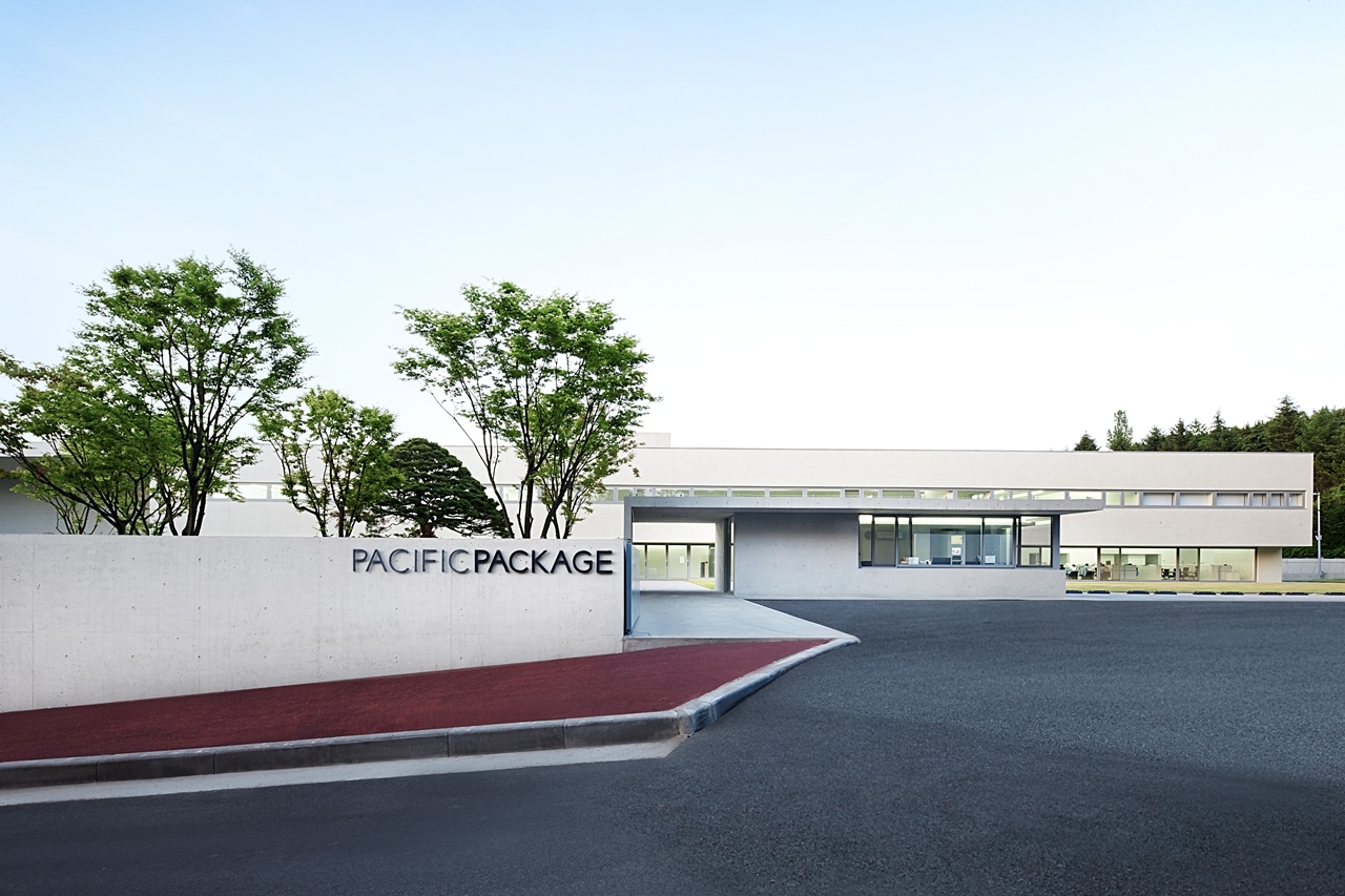 아모레퍼시픽의 자회사 퍼시픽패키지가 프랑스 포장재 기업 오타종에 지분 60%를 매각한다. 사진은 퍼시픽패키지 천안공장./사진제공=아모레퍼시픽