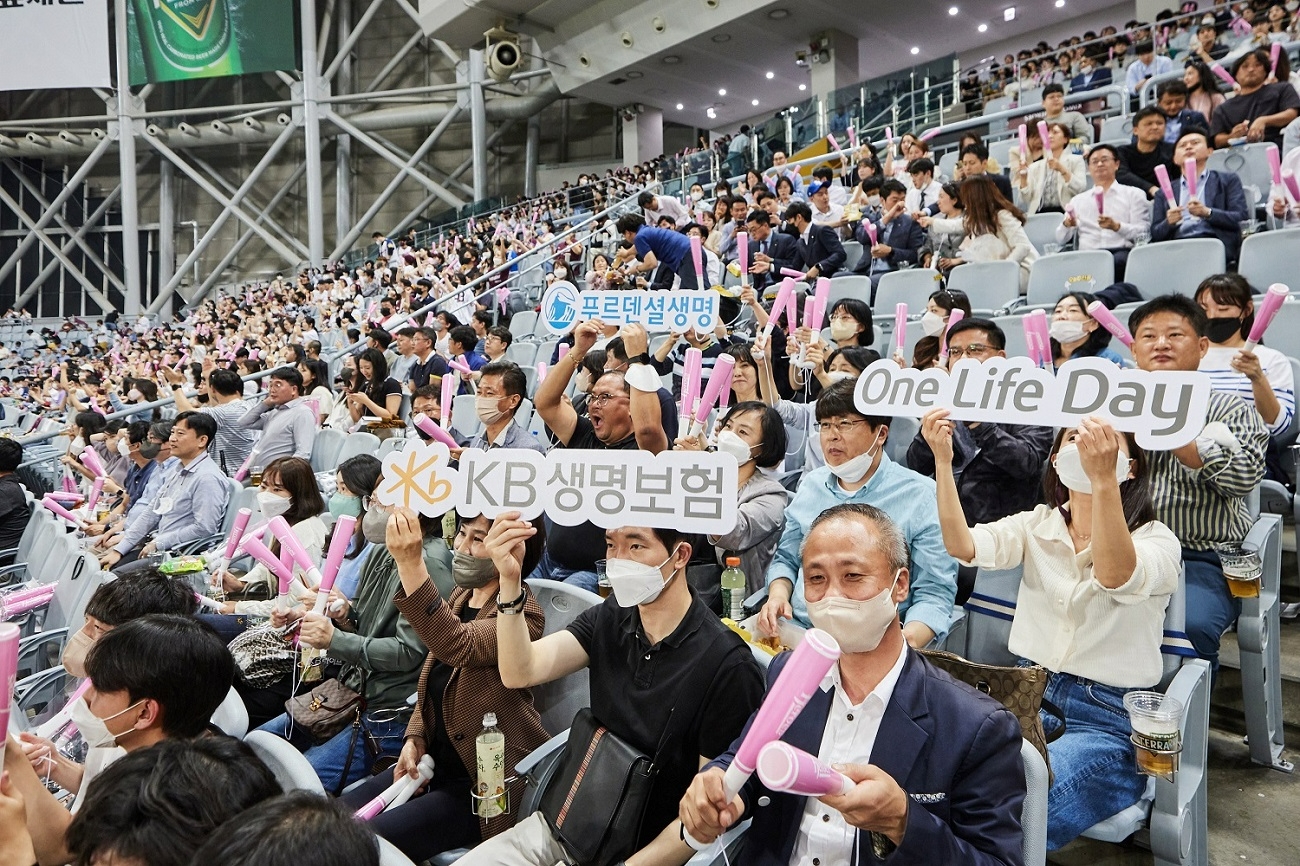지난 20 일 화 서울 고척 스카이돔에서 열린 키움 히어로즈와 삼성 라이온즈 프로야구 경기에서KB 금융지주 윤종규 회장과 KB 생명 푸르덴셜생명 임직원들이 함께 열띤 응원을 펼치고 있다./사진제공=KB생보