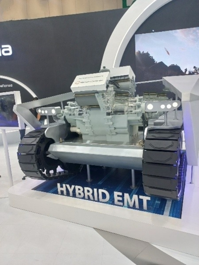 한화그룹은 21일부터 열리는 ‘대한민국방위사업전 2022(DX KOREA 2022)에서 차세대 수소전지를 활용한 기계화 장비 모형을 선보였다.