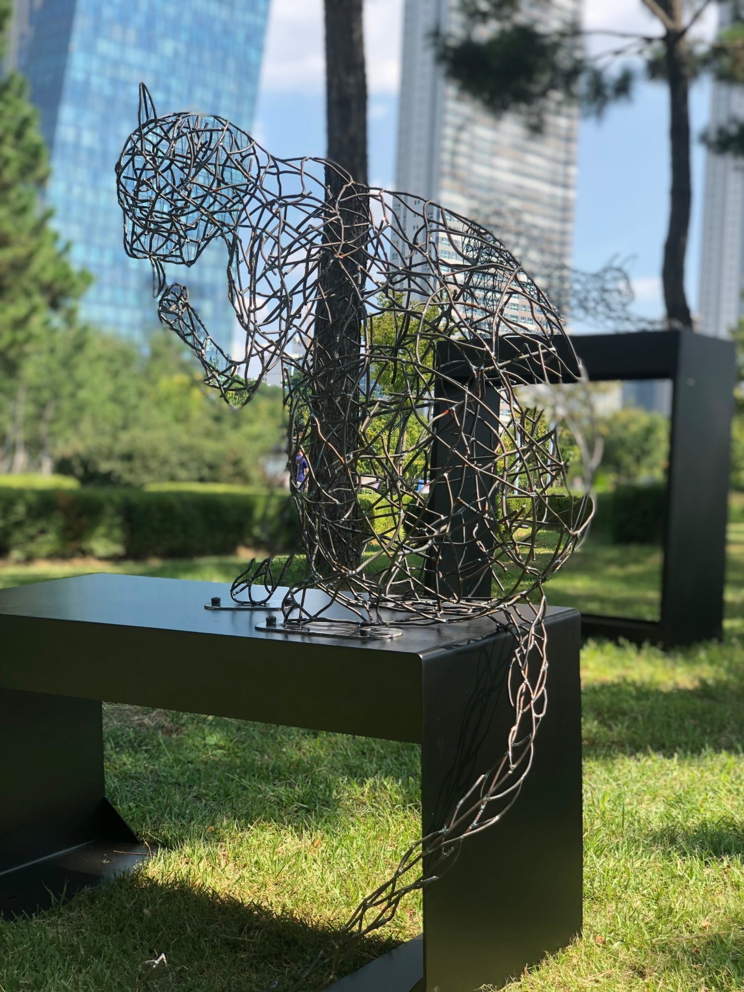 폐자원을 활용해 만들어진 고양이 조형물 / 사진제공=포스코건설