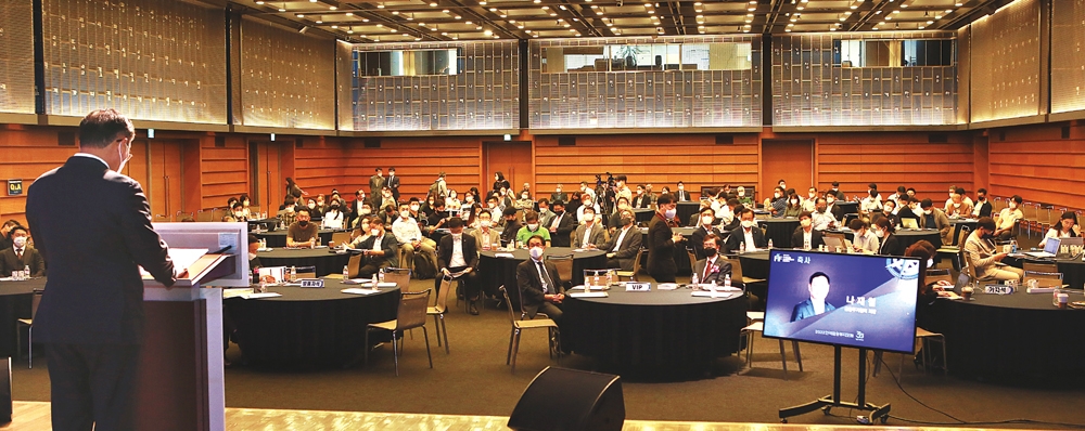 ▲ 한국금융신문은 2022년 9월 20일 서울 대한상공회의소에서 ‘2022 한국금융투자포럼’을 개최했다. 참석자들 앞에서 나재철 금융투자협회장이 축사를 하고 있다.