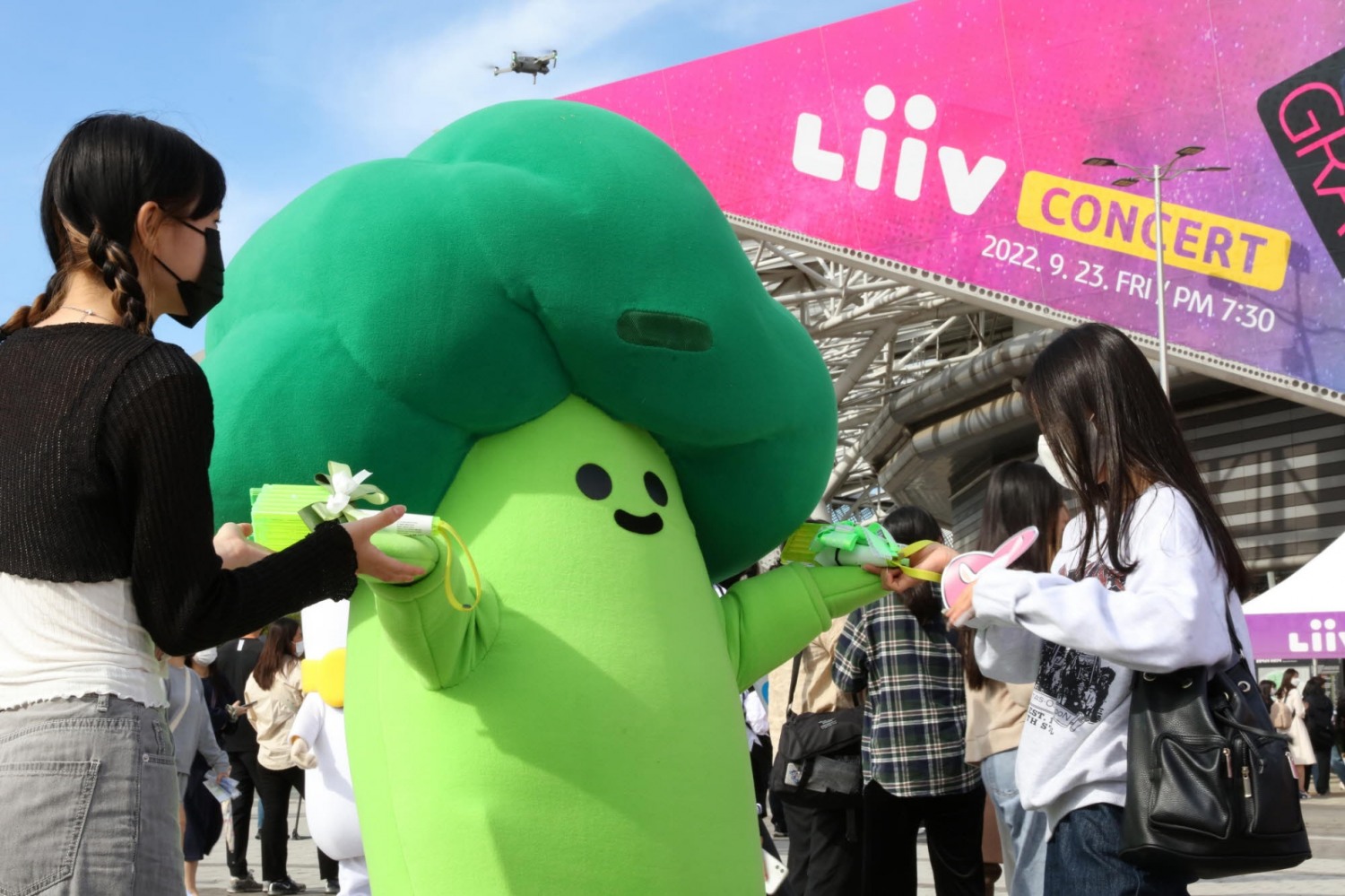 국민은행은 지난 23일 서울 올림픽공원 체조경기장(KSPO DOME)에서 1만여 명의 고객을 초청해 2022 리브 콘서트를 개최했다. / 사진제공=국민은행