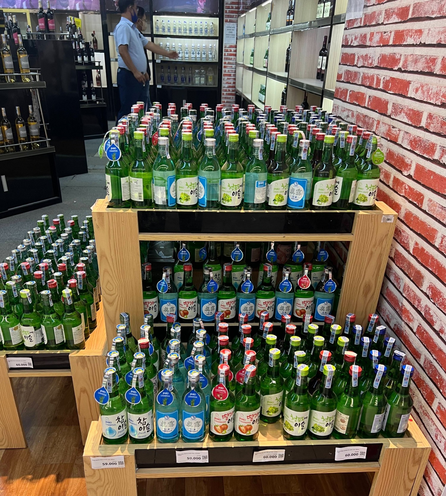 베트남 윈마트(Win Mart)에 참이슬, 진로 등이 진열돼 있다./ 사진제공 = 하이트진로