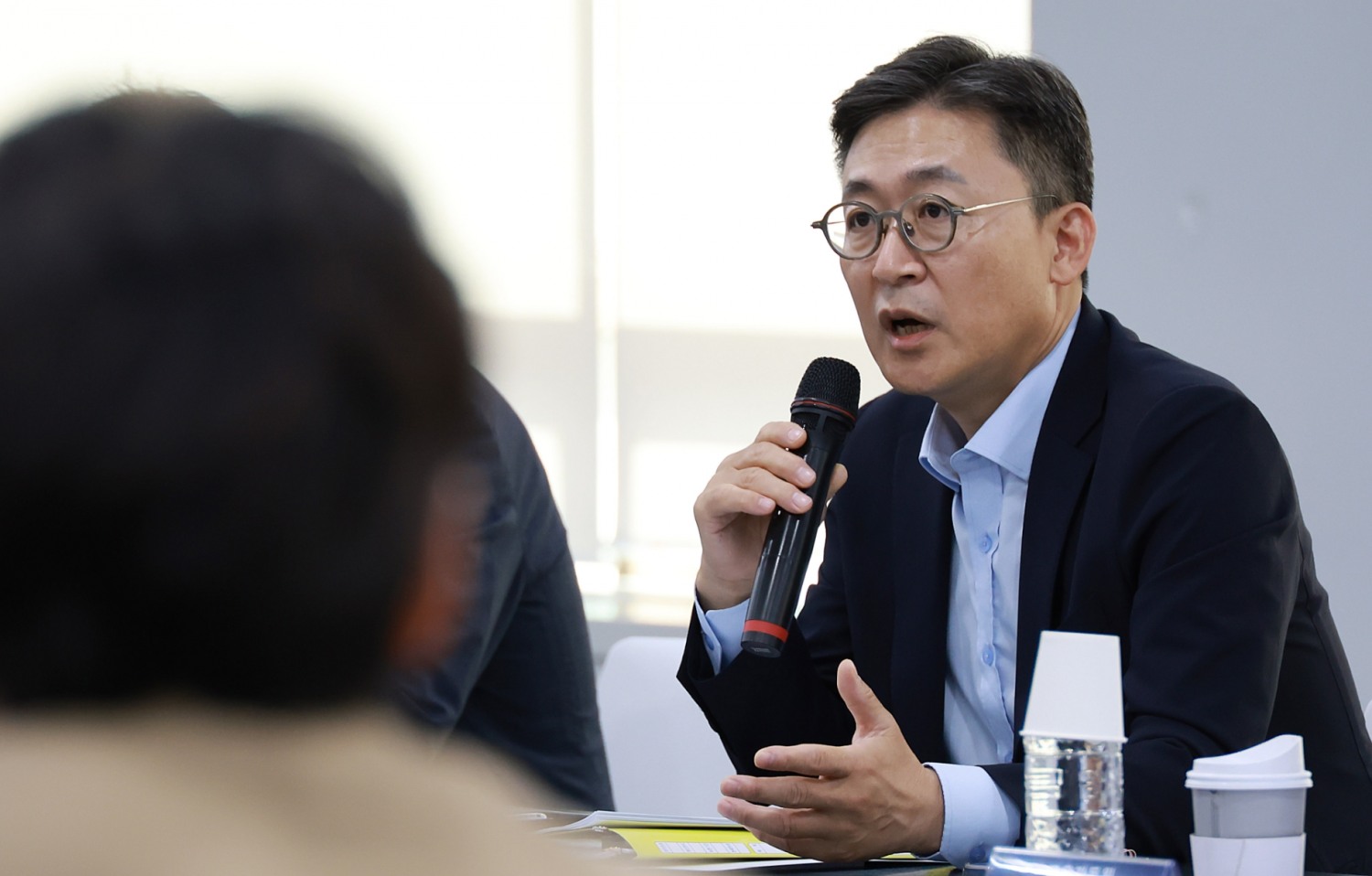 권대영 금융위원회 상임위원이 27일 오전 서울 마포 프론트원 박병원홀에서 초기·중소형 핀테크 기업과의 첫 번째 간담회를 개최해 핀테크 금융서비스 활성화를 위한 금융규제 및 혁신서비스 분야 건의사항을 청취했다. /사진제공=금융위원회