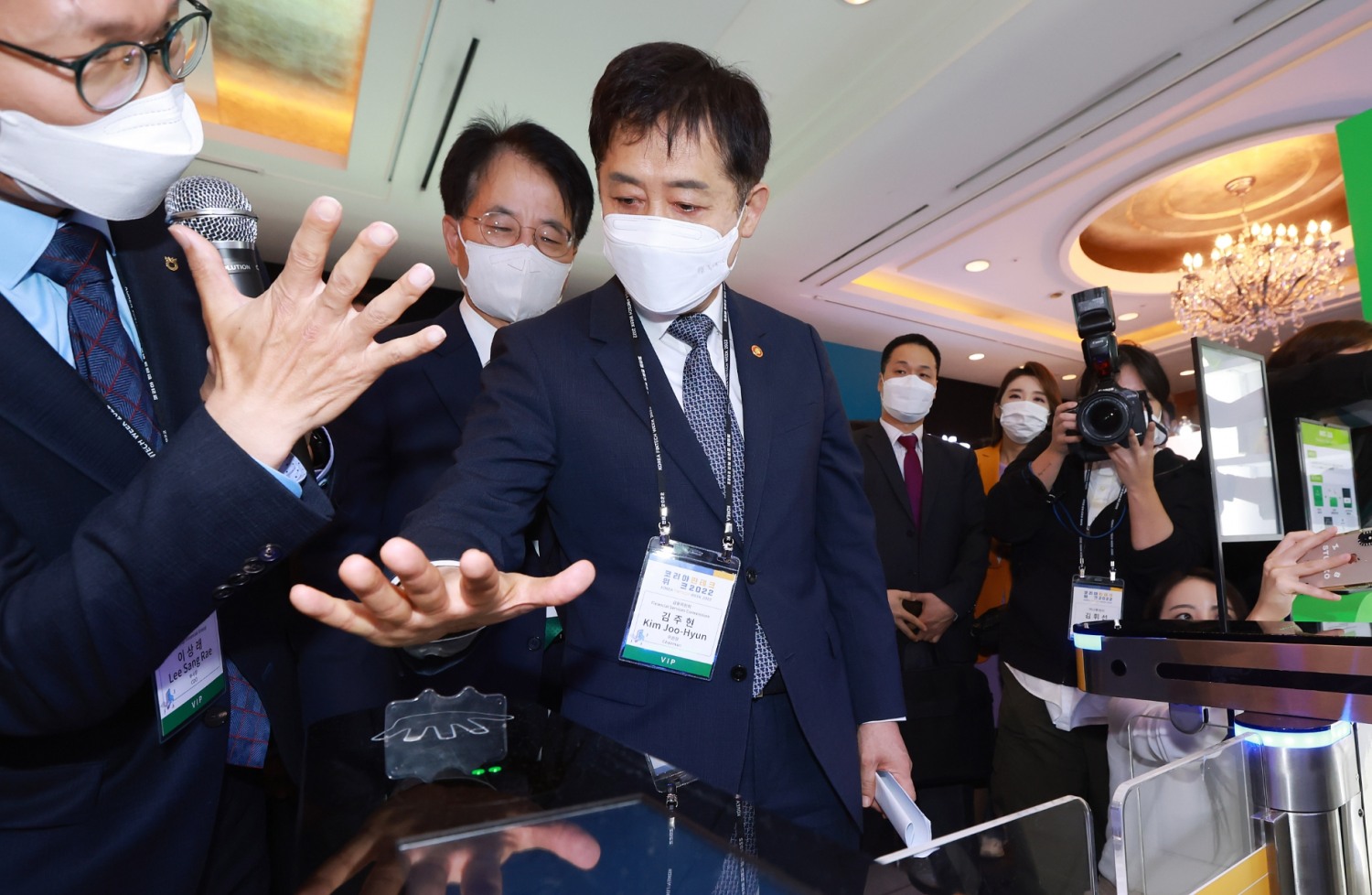 김주현 금융위원장이 28일 오전 서울 중구 소공동 롯데호텔에서 열린 제4회 '코리아 핀테크 위크 2022' 개막식에 참석해 환영사 후 참석자들과 핀테크 기업 설명을 청취했다./사진=금융위원회(2022.09.28)