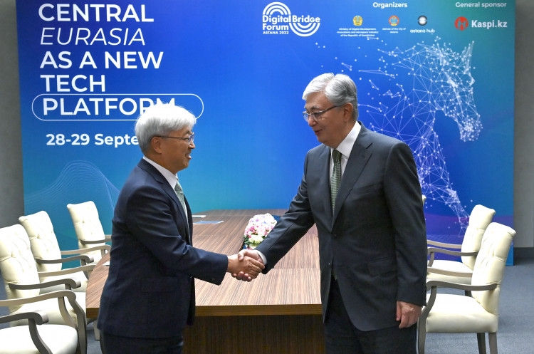 삼성전자 CR담당 이인용 사장(사진 왼쪽)은 28일(현지시간) 카자흐스탄 아스타나에서 열린 IT 행사 '디지털 브리지 포럼'에 참석하고 카심조마르트 토카예프 카자흐스탄 대통령을 접견했다. 사진=카자흐스탄 대통령실