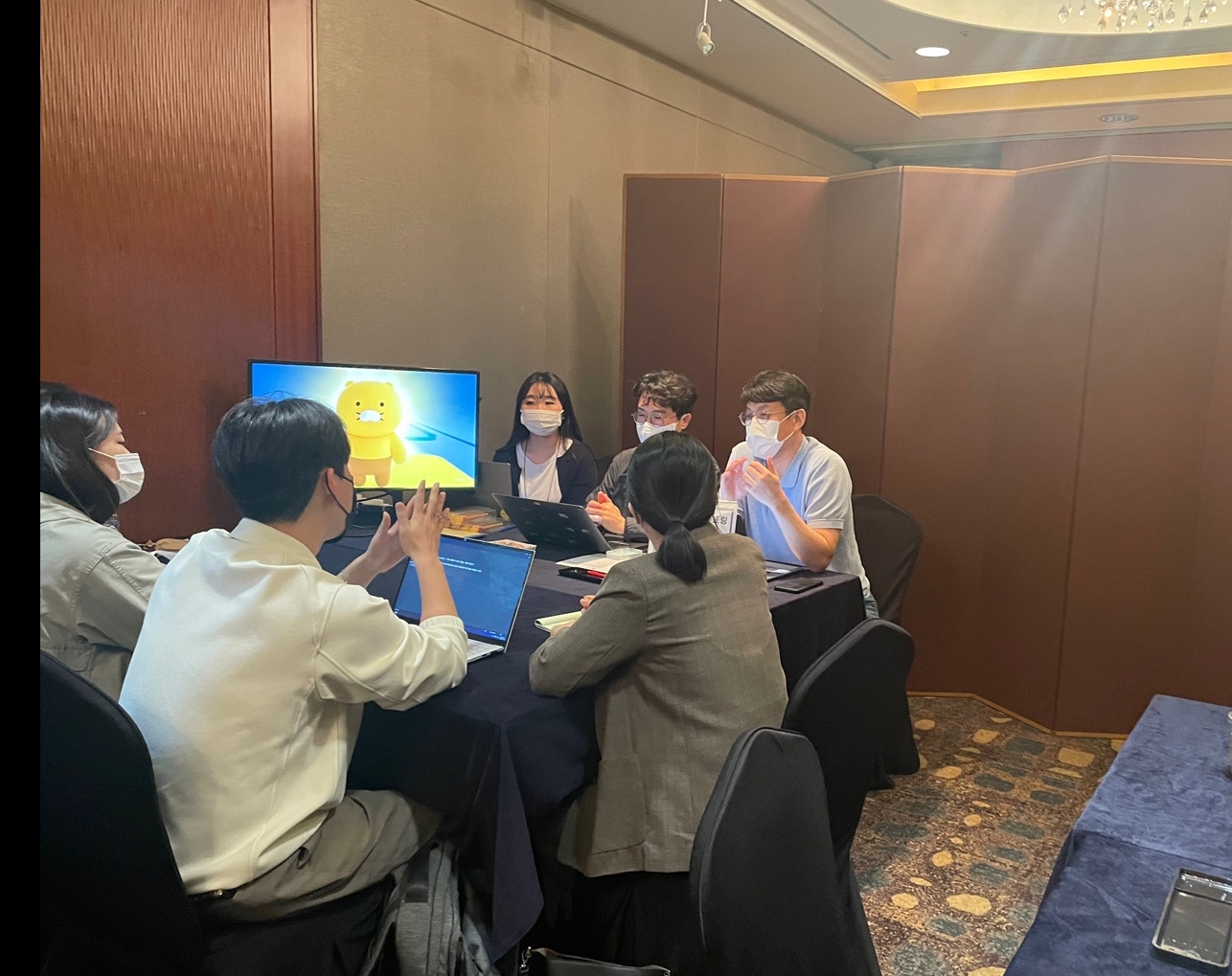 카카오페이 직원들이 '코리아 핀테크 위크 2022'에서 '핀테크 취업 멘토링'에 사전 신청한 지원자들에게 상담을 해주고 있다./사진=전하경 기자