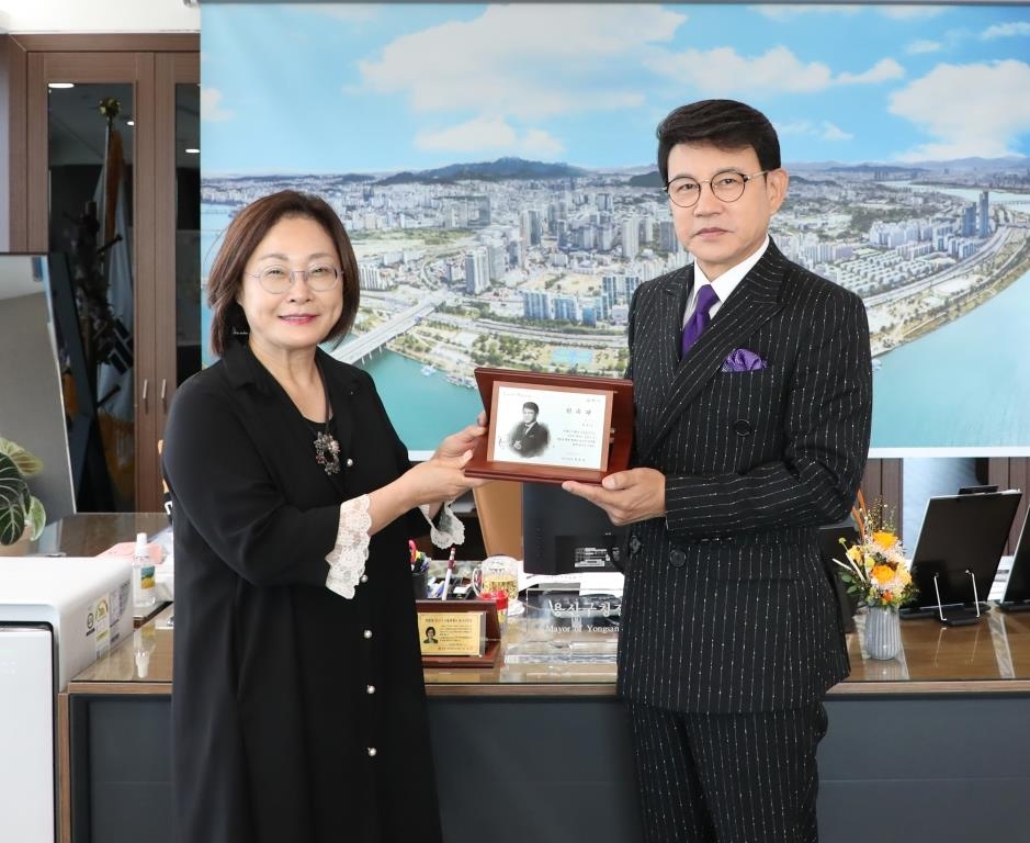 박희영 용산구청장(왼쪽)이 가수 설운도를 용산구 홍보대사로 위촉하고 기념촬영을 하고 있다./사진제공=용산구