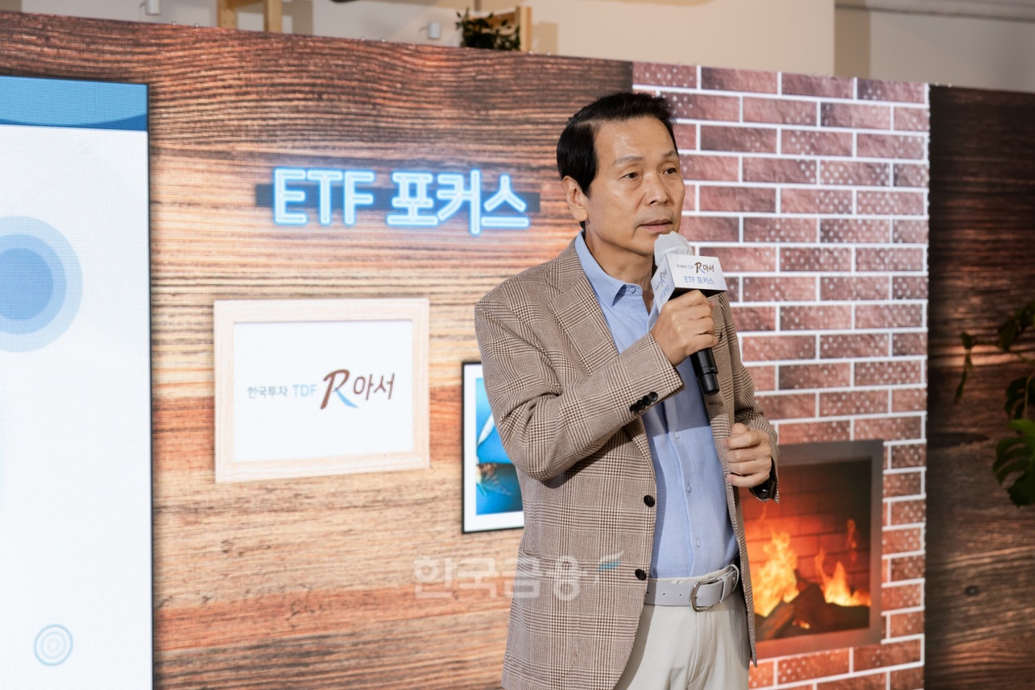 올해 2월 사장직에 본격 취임한 배재규 한국투자신탁운용 대표가 2022년 10월 6일 서울 이태원 폴스앵커 와인마켓에서 열린 기자간담회를 통해 한국인 생애 주기에 최적화한 초 분산형 EMP(ETF Managed Portfolio) 생애 주기 펀드(TDF‧Target Date Fund)인 ‘한국투자TDF알아서ETF포커스펀드’ 출시를 알리고 있다./사진=한국투자신탁운용