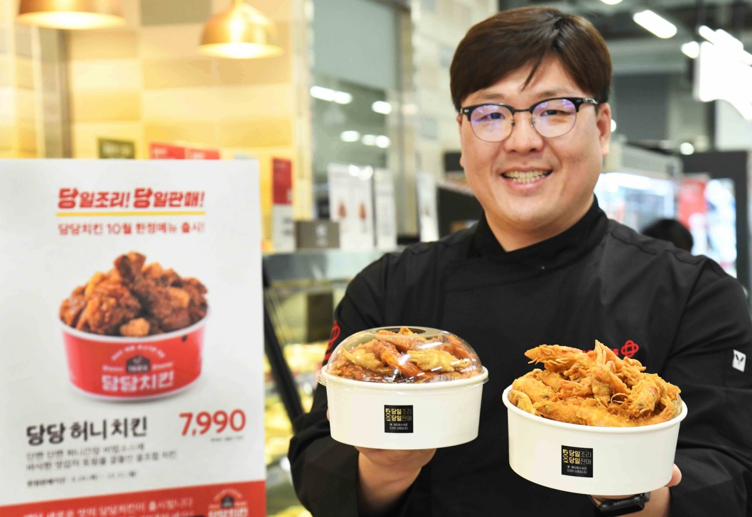 한상인 홈플러스 메뉴개발총괄이사가 13일 서울 등촌동 홈플러스 강서점에서 당당 시리즈 2탄 ‘당당 쉬림프 후라이드’와 ‘당당 칠리 쉬림프 후라이드’를 선보이고 있다./ 사진제공 = 홈플러스