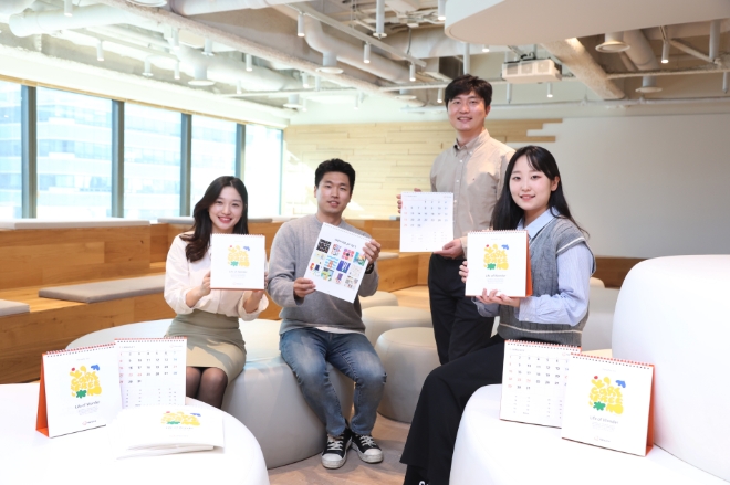 한화그룹(회장 김승연)은 시각장애인들을 위한 점자달력 4만 부를 제작해 ‘흰지팡이의 날’인 15일부터 신청접수를 받는다. 사진=한화그룹.