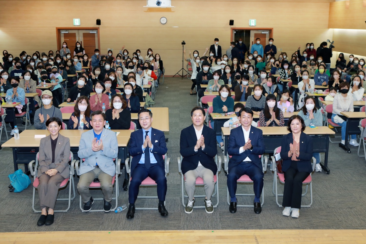 앞줄 왼쪽부터 이정미 의원, 윤판오 부의장, 박성준 국회의원, 길기영 의장, 송재천 의원, 조미정 의원이 주민들과의 회의를 마무리하고 기념촬영을 하는 모습./사진제공=중구의회