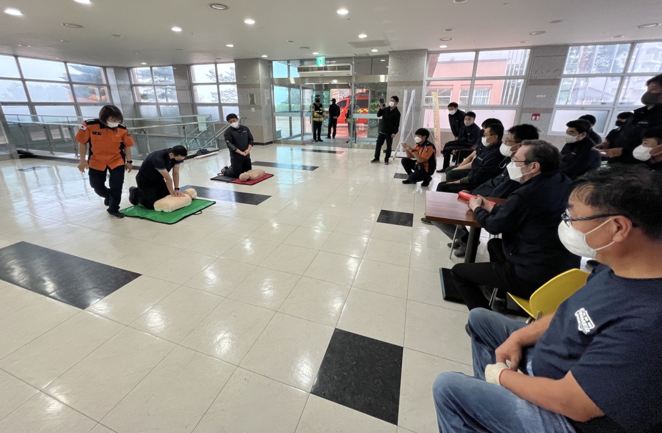 부영그룹 오투리조트 관계자들이 소방 교육을 듣고 있다./사진제공=부영그룹