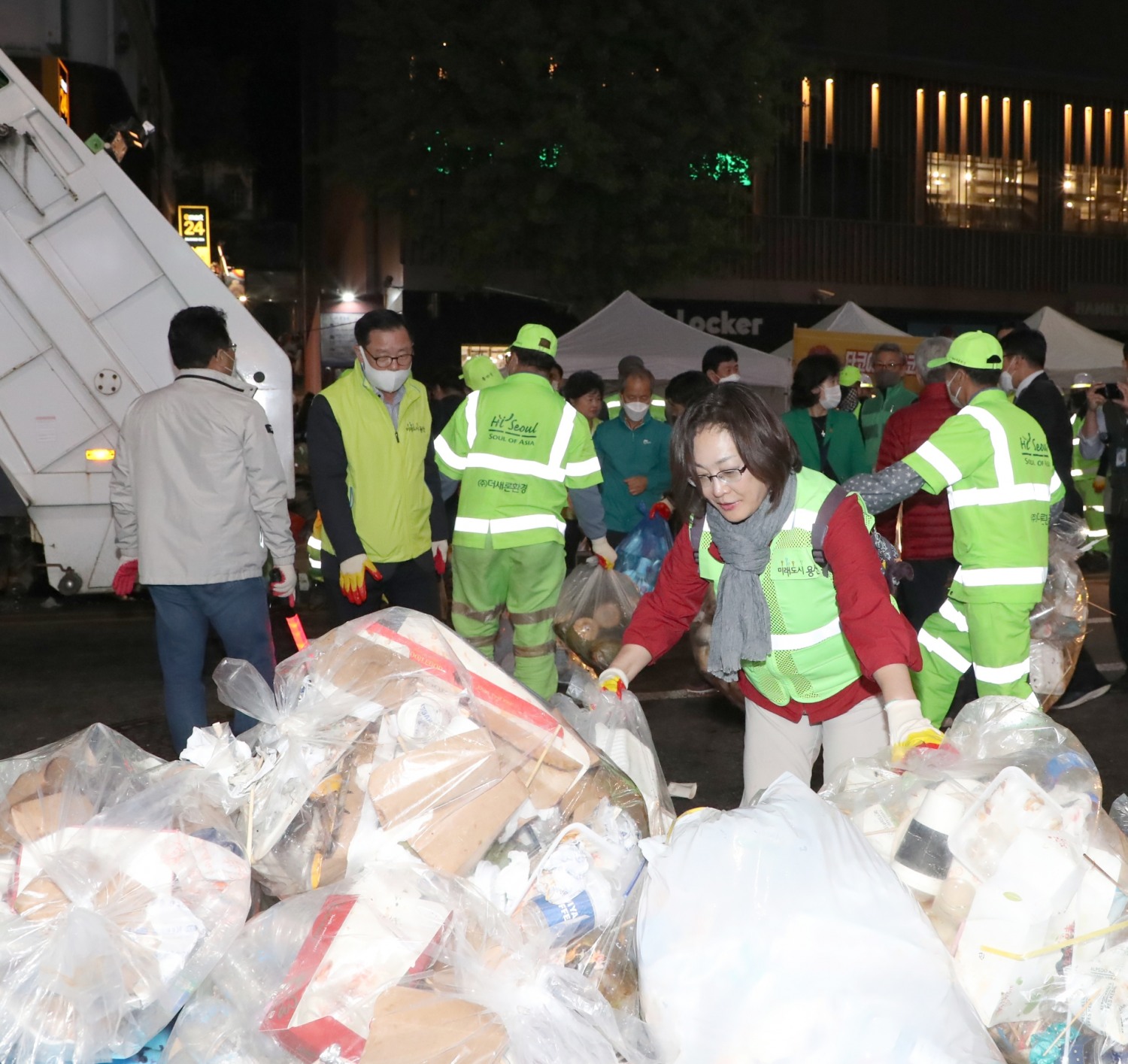 박희영 용산구청장과 환경공무원들이 이태원지구촌축제 마무리 이후 거리를 청소하는 모습./사진제공=용산구