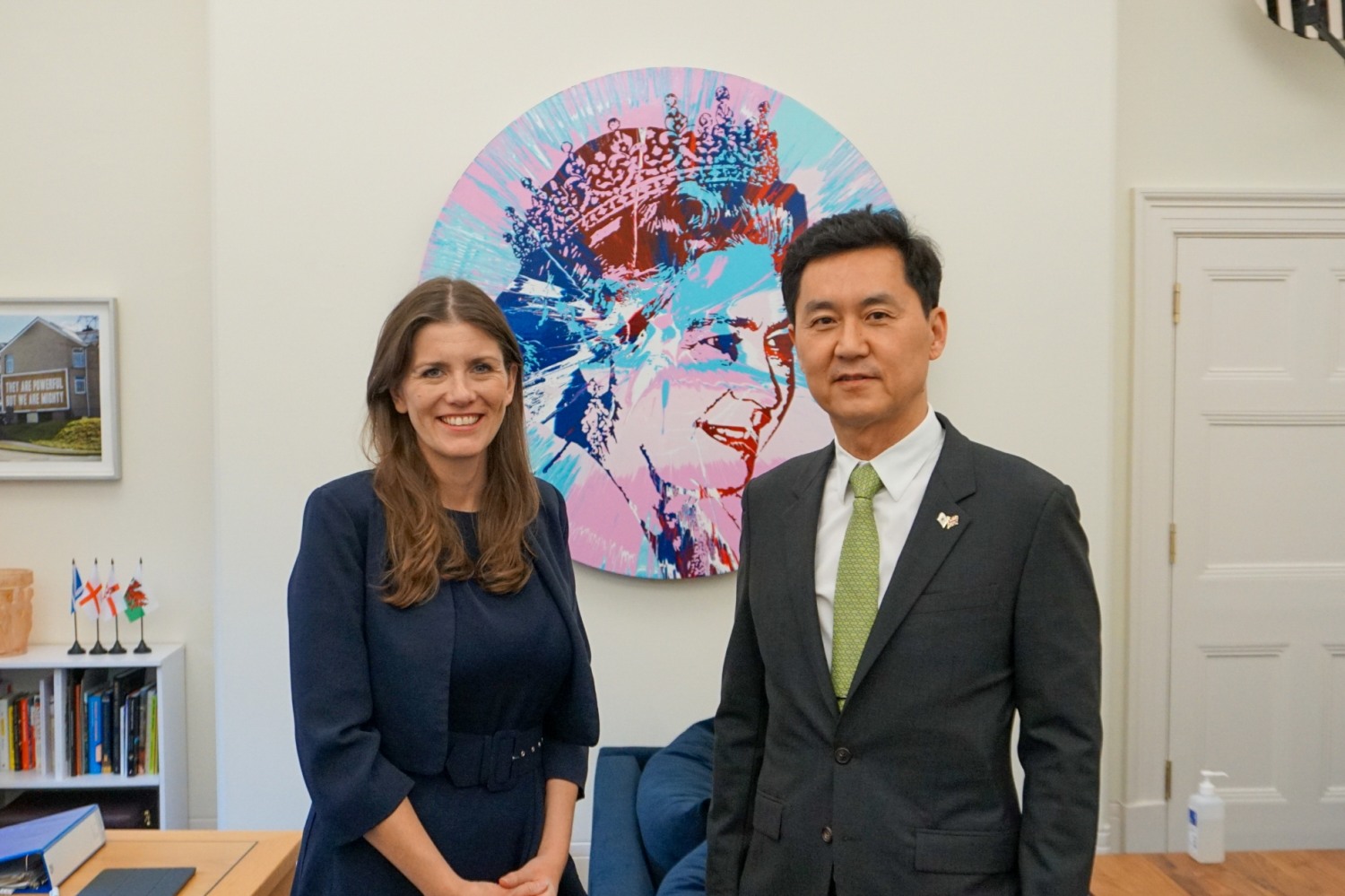 전경훈 삼성전자 네트워크사업부장 사장(사진 오른쪽)이 20일(현지시간) 영국 런던의 정부청사에서 미셸 도넬란 영국 디지털문화미디어스포츠부장관을 만나 차세대 이동통신에 대해 논의하고 '2030 부산세계박람회' 유치 지지를 당부했다. 사진=영국 문화부