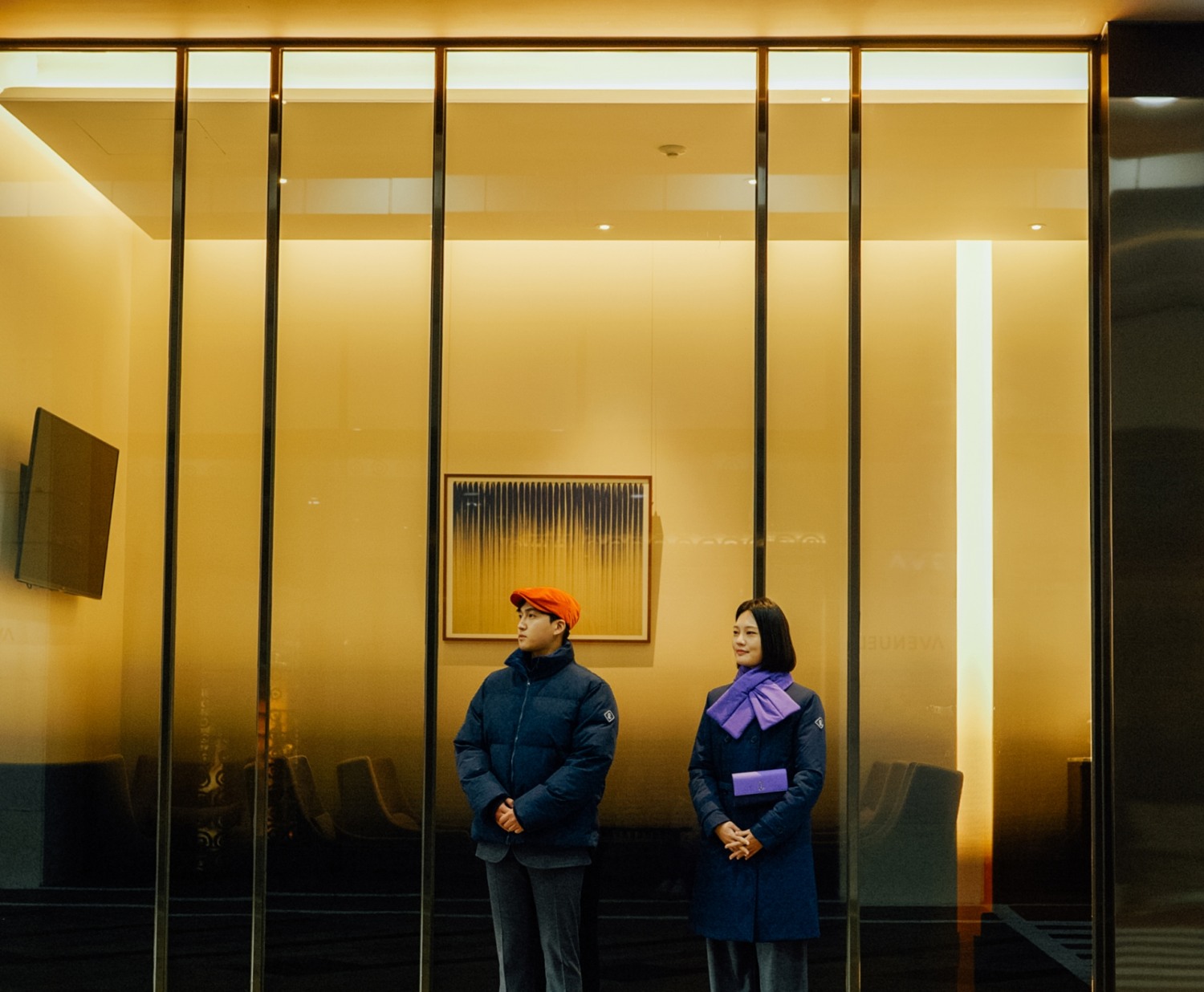 발렛라운지에서 직원들이 새로운 유니폼을 입고 근무를 하는 모습./사진제공 = 롯데쇼핑