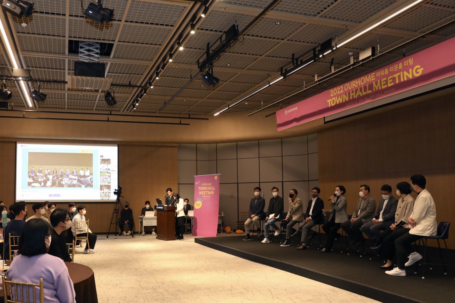 21일 아워홈 마곡 본사에서 열린 타운홀 미팅에서 구지은 아워홈 대표가 답변하는 모습./ 사진제공 = 아워홈