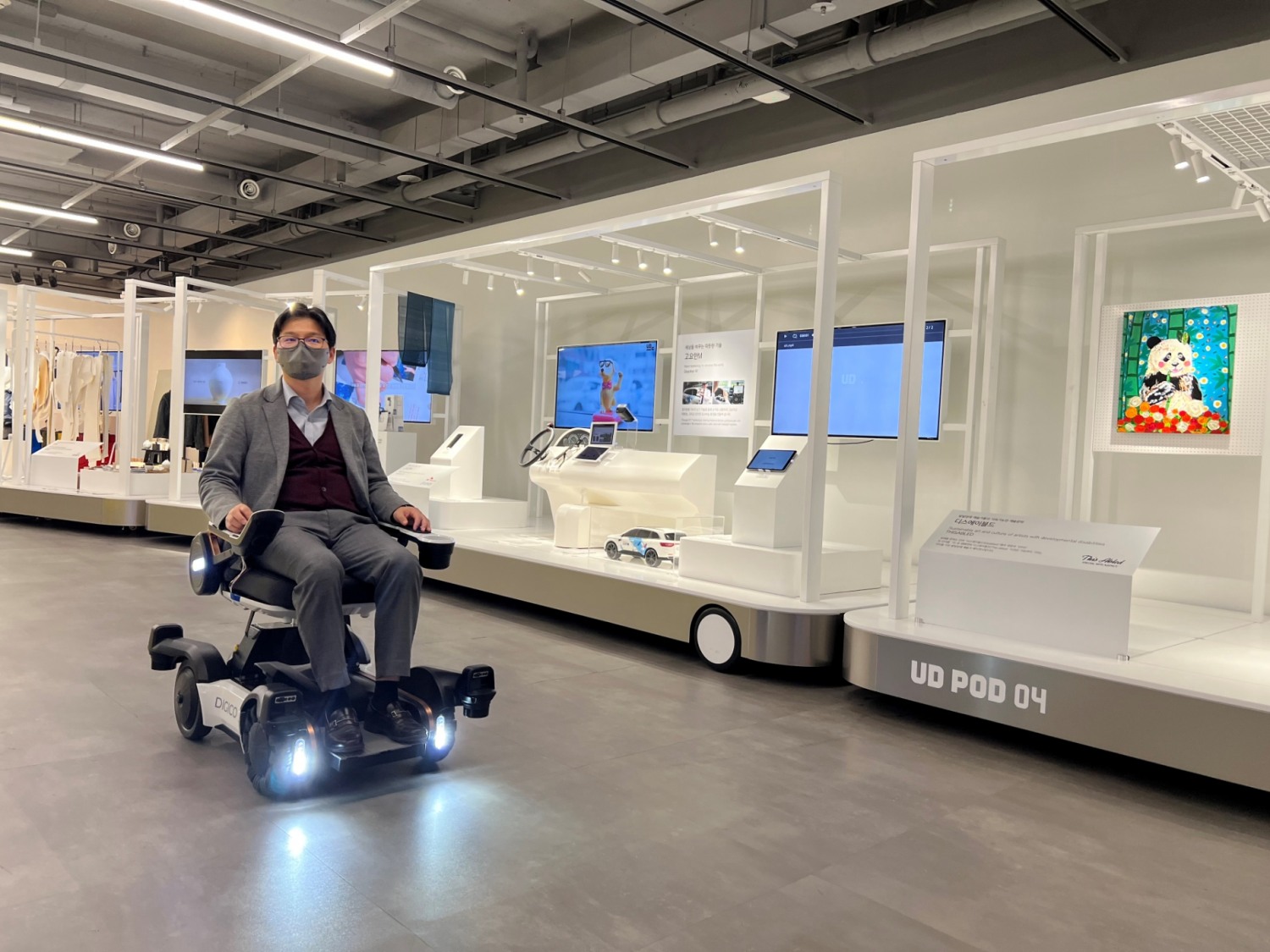 동대문디자인플라자에서 KT 자율주행 스마트로봇체어를 이용해 전시물을 관람하는 모습. 사진=KT