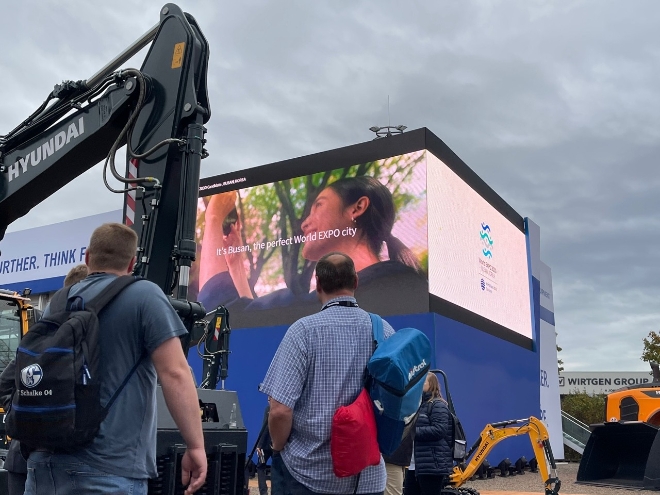 현대중공업그룹 건설기계3사(현대제뉴인, 현대건설기계, 현대두산인프라코어)가 유럽에서 열린 대형 전시회에서 ‘2030세계박람회(엑스포)’ 부산 유치 활동에 적극 나섰다. /사진=현대제뉴인.